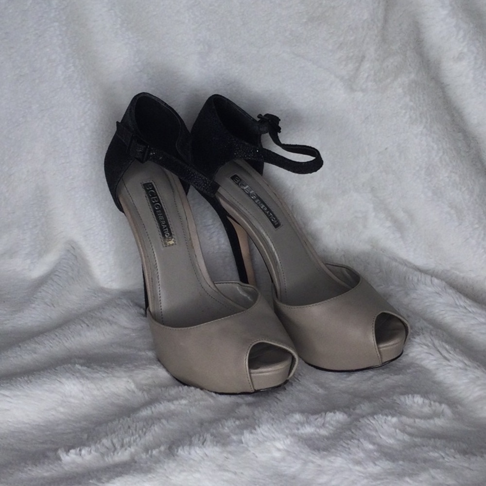 BCBGeneration Heels Size 6M Black & Tan